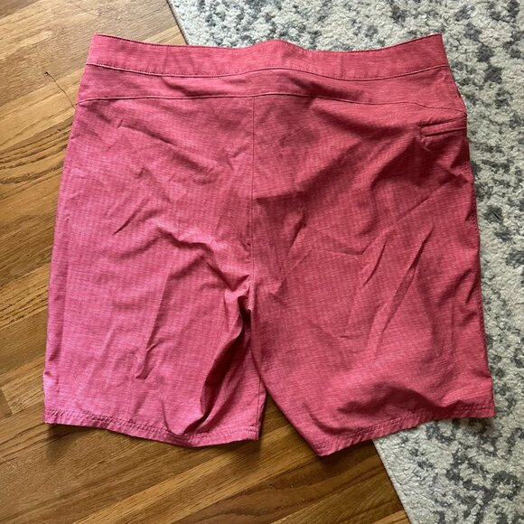 VINEYARD VINES Men's 7 inch On-the-Go Boardshorts 38 red shark stripe - Picture 2 of 6